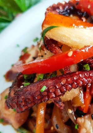 Una foto de Pulpo fusión con yuca, wok de verduras y salsa de ostras 🔥🔥🔥