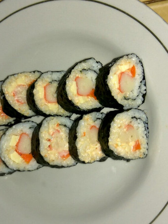 Resep Crabstick sushi mudah (cemilan malam) yang Enak