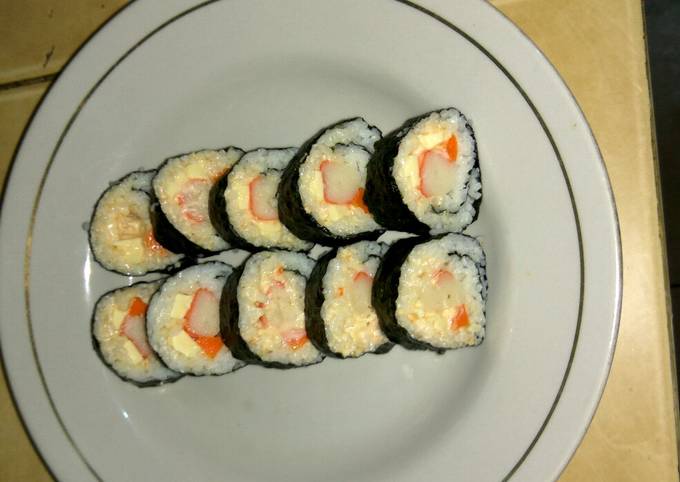Resep Crabstick sushi mudah (cemilan malam), Enak