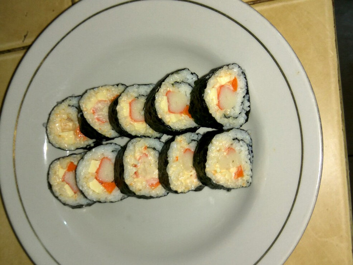 Resep Crabstick sushi mudah (cemilan malam), Enak