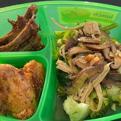 A picture of Healthy Lunchbox with Steam Vegetables & Shiitake Sauce😋.