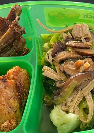 A picture of Healthy Lunchbox with Steam Vegetables & Shiitake Sauce😋.