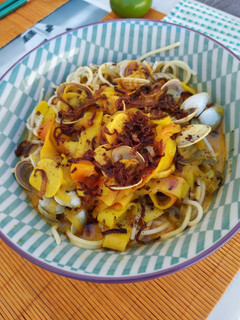 Una foto de Curry Laksa con almejas