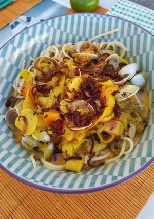 Una foto de Curry Laksa con almejas