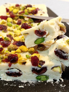 Una foto de Turrón blanco con arándanos rojos y pistachos