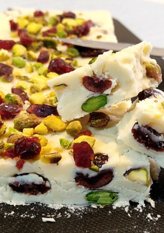 Una foto de Turrón blanco con arándanos rojos y pistachos