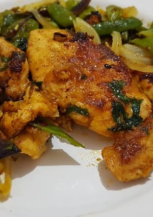 A picture of Roasted chicken breast with green beans صدور دجاج مع الفاصولية.