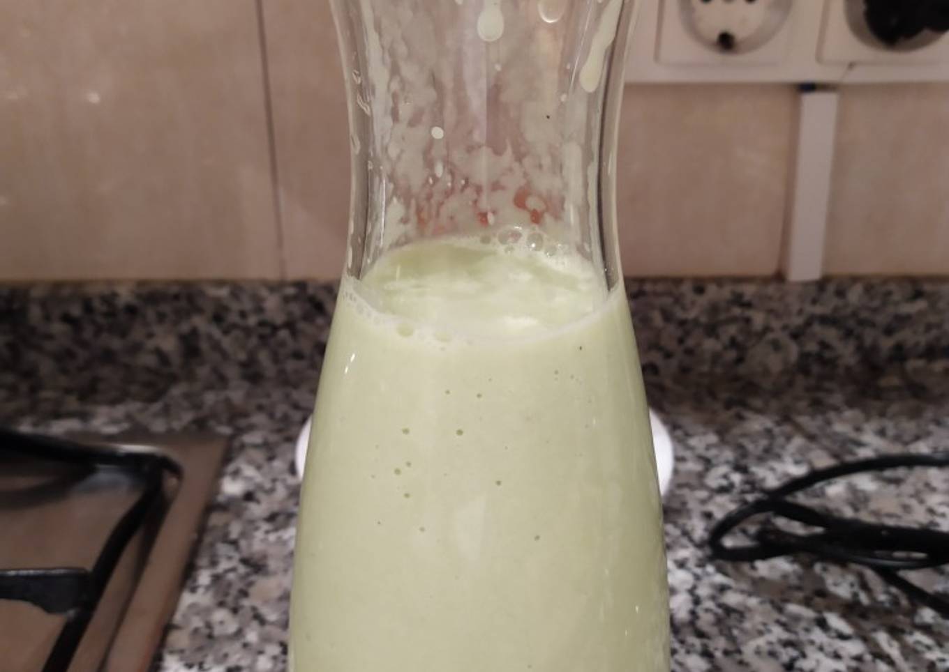 Batido de aguacate, apio y algo más