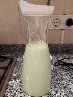 Una foto de Batido de aguacate, apio y algo más