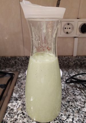 Una foto de Batido de aguacate, apio y algo más