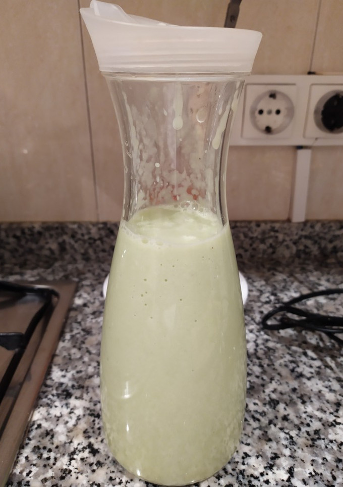 Una foto de Batido de aguacate, apio y algo más