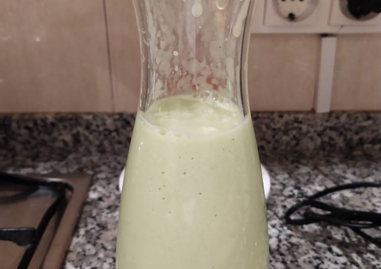 Batido de aguacate, apio y algo más.