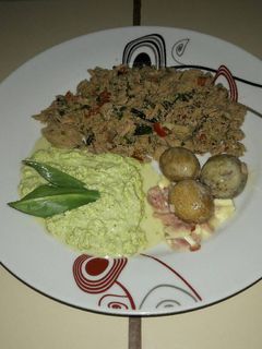 Una foto de Salpicón de atún con salsa de crema y papas