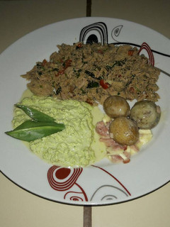 Una foto de Salpicón de atún con salsa de crema y papas