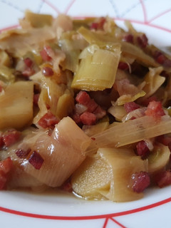 Una foto de Puerros con jamón