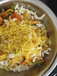 भेळ (bhel recipe in marathi) रेसिपी चे मुख्य फोटो