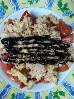 Una foto de Ensalada de pimientos, atún y tomate