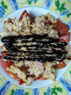 Una foto de Ensalada de pimientos, atún y tomate