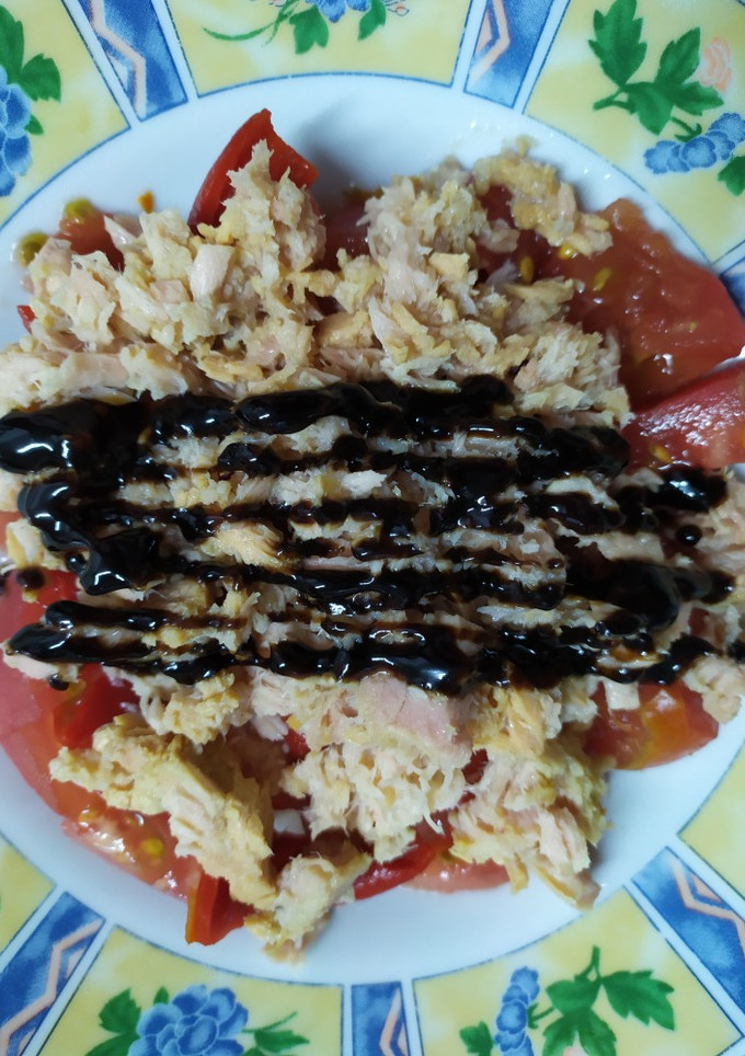 Una foto de Ensalada de pimientos, atún y tomate