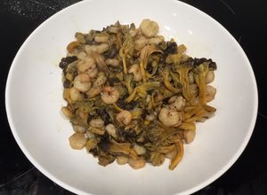 Una foto de Angulas de monte con gambas