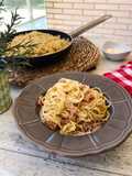 Pasta con salsa carbonara tradicional