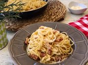 Una foto de salsa carbonara tradicional
