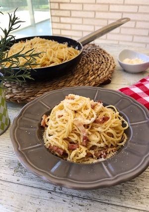 Una foto de Pasta con salsa carbonara tradicional