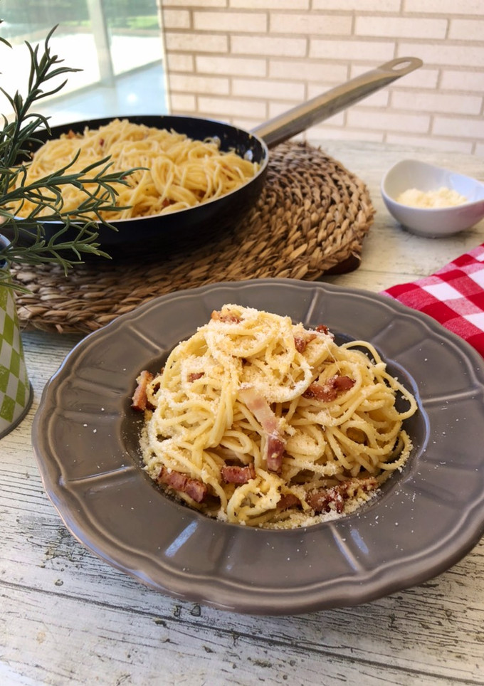 Una foto de Pasta con salsa carbonara tradicional