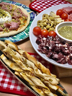 Una foto de Cena italiana: Antipasti y pizzas caseras