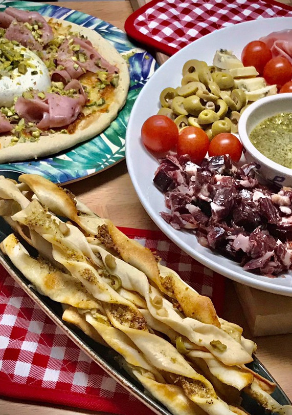 Una foto de Cena italiana: Antipasti y pizzas caseras