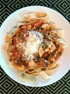 Una foto de Pasta tricolor con salsa vegetariana