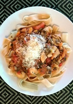 Una foto de Pasta tricolor con salsa vegetariana