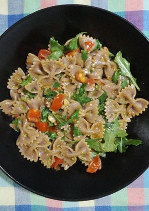Foto di Farfalle con pesto, pomodori e rucola