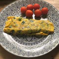 Una foto de Tortilla de huevos caseros con cebolletas de la huerta