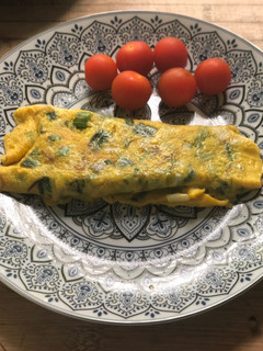 Una foto de Tortilla de huevos caseros con cebolletas de la huerta