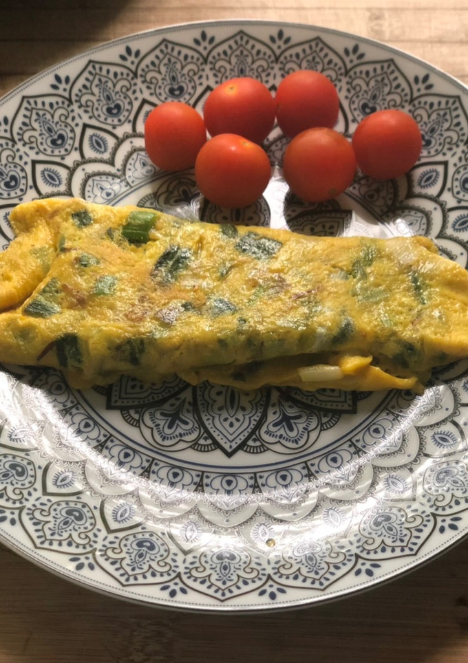Una foto de Tortilla de huevos caseros con cebolletas de la huerta