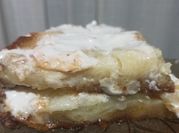Una foto de torta con glaseado de limón