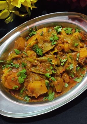 सिम आलू की सरसों वाली सब्जी। रेसिपी मुख्य फोटो