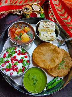 व्रत वाली आलू सब्ज़ी और कुट्टू की पूरी (vrat wali aloo sabzi aur kuttu ki poori recipe in Hindi) रेसिपी मुख्य फोटो