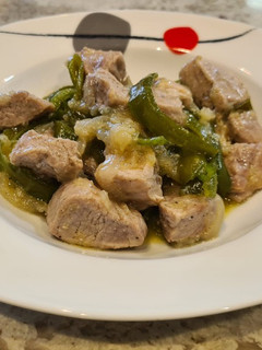 Una foto de Solomillo de cerdo encebollados con pimiento italiano