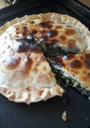 Una foto de Tarta de espinaca y pollo con salsa blanca