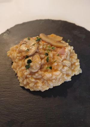 Una foto de Arroz cremoso de verduras, bacon y champiñones