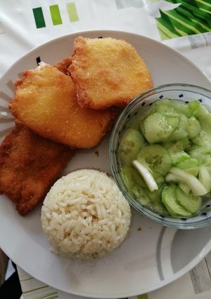 Gluténmentes rántott sajt, párolt rizs, ubi saláta recept fotója