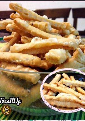A picture of Layered Namakpaara And Nimki.