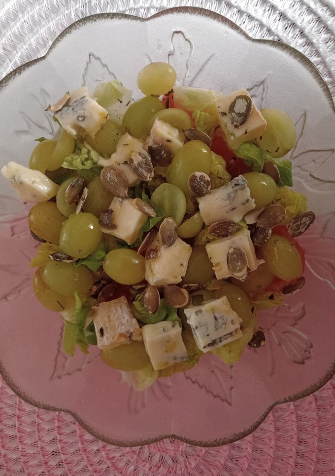 Una foto de Ensalada con queso gorgonzola