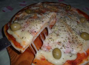 Una foto de Pizza de muzzarella y aceitunas