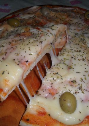 Una foto de Pizza de muzzarella y aceitunas