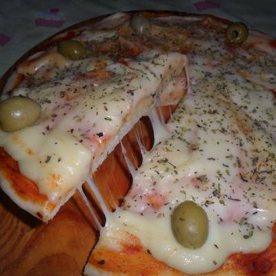 Pizza de muzzarella y aceitunas Receta de Norali - Cookpad