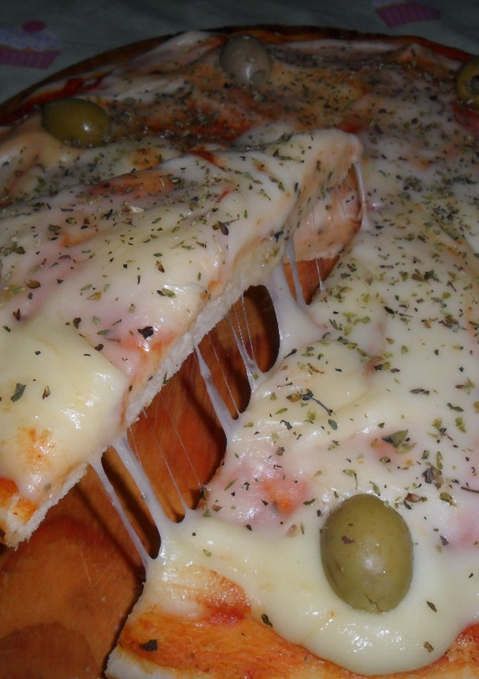 Una foto de Pizza de muzzarella y aceitunas
