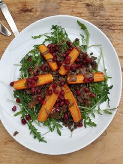 Une photo de Salade de lentilles et carottes avec sauce tahin